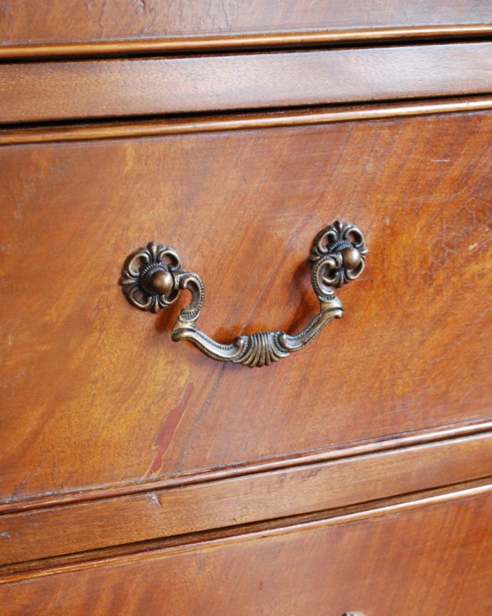 アンティークのチェスト　アンティーク家具　クラシックなアンティーク英国家具、4段タイプのウォルナット材チェスト。ハンドル形のオシャレな取っ手です。(k-1542-f)