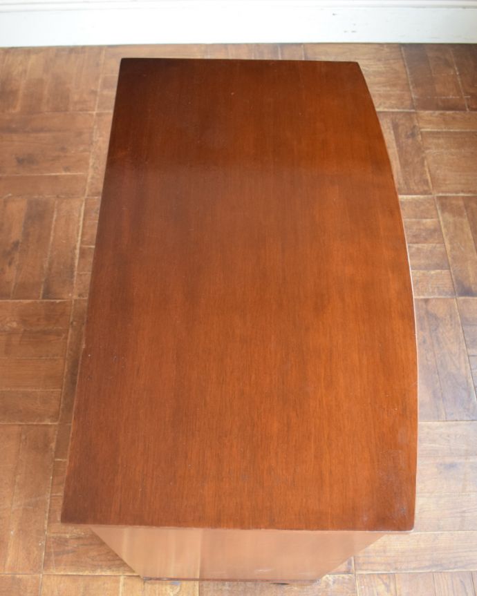 アンティークのチェスト　アンティーク家具　クラシックなアンティーク英国家具、4段タイプのウォルナット材チェスト。天板も木目がキレイです。(k-1542-f)