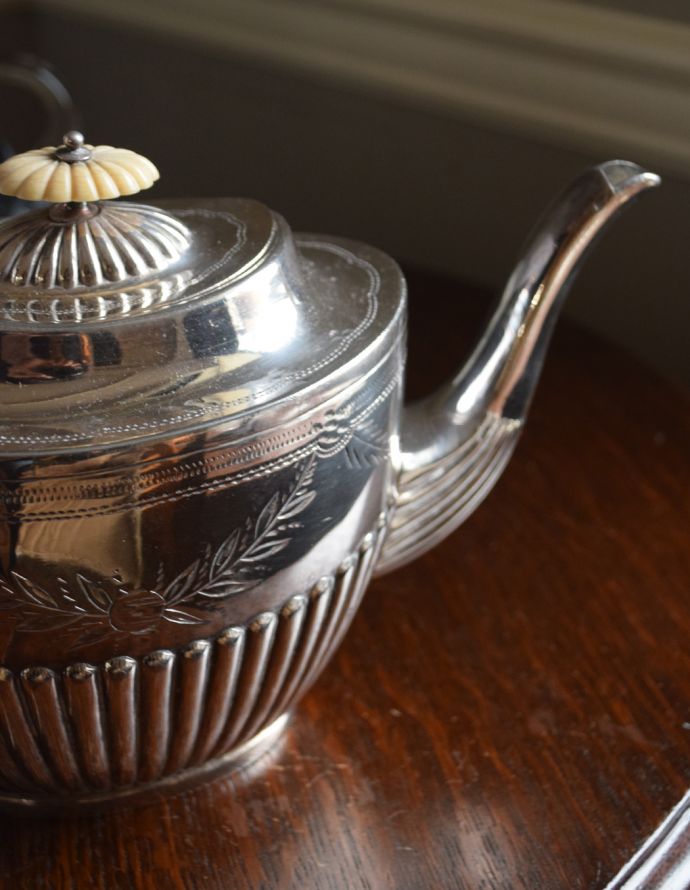 アンティーク雑貨 英国の銀食器、アンティークシルバーのティーポット。シルバー独特の美しい輝きがお部屋のアクセントになります【 サイズ 】幅28×奥行き11×高さ17cm。(k-1544-z)