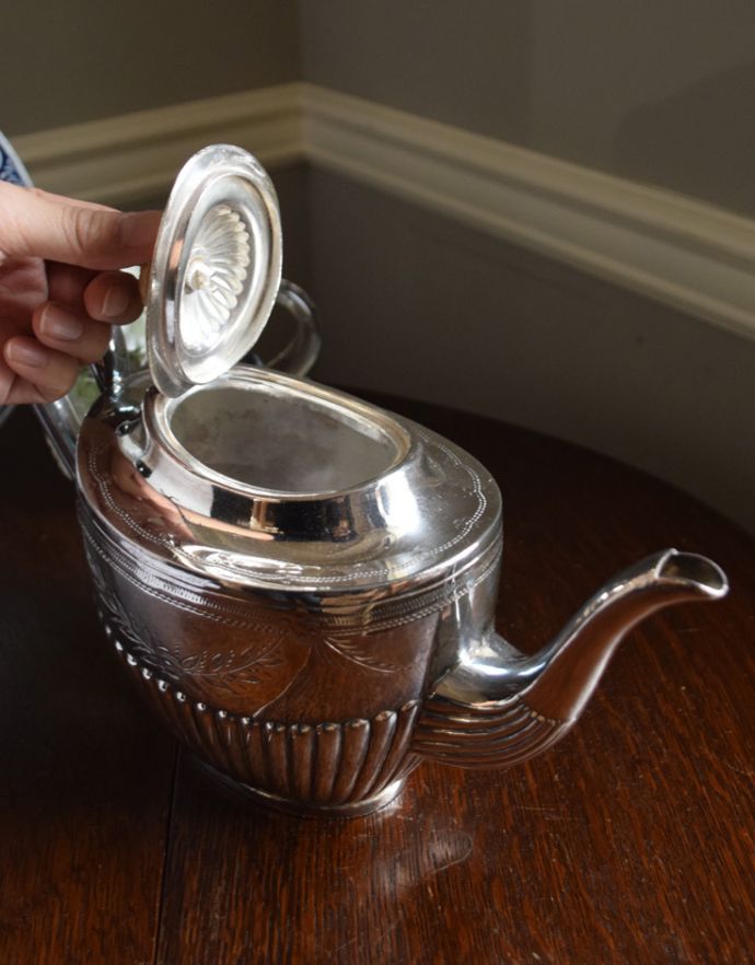 アンティーク雑貨 英国の銀食器、アンティークシルバーのティーポット。アンティークのため、キズや汚れがあります。(k-1544-z)