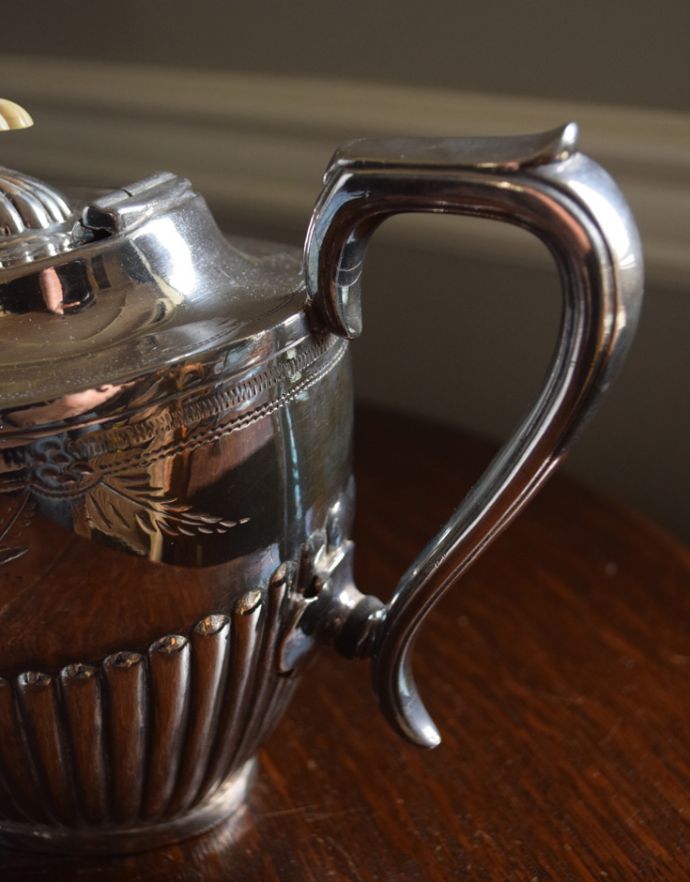 アンティーク雑貨 英国の銀食器、アンティークシルバーのティーポット。装飾もクラシカルで上品な印象です。(k-1544-z)