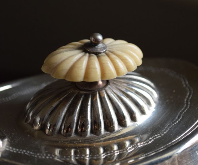 アンティーク雑貨 英国の銀食器、アンティークシルバーのティーポット。装飾にこだわった蓋のデザインです。(k-1544-z)