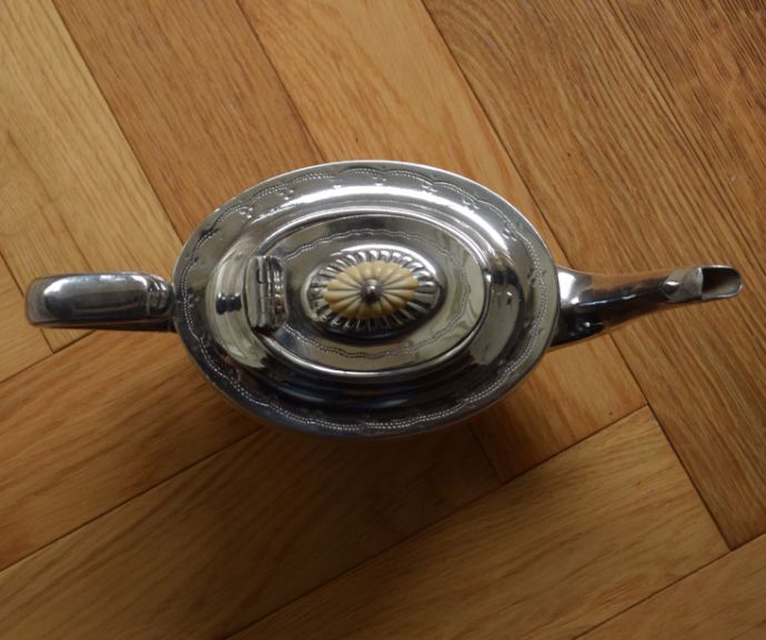 アンティーク雑貨 英国の銀食器、アンティークシルバーのティーポット。上から見るとこんな感じです。(k-1544-z)