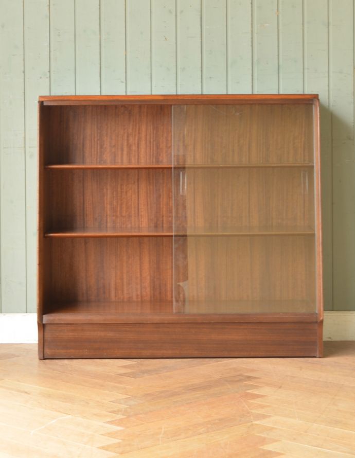 G-PLAN(Gプラン)　アンティーク家具　カッコいいG-planの家具、引き戸ガラスのヴィンテージキャビネット。棚板が付いているのできちんと整理整頓ができます。(k-1549-f-1)