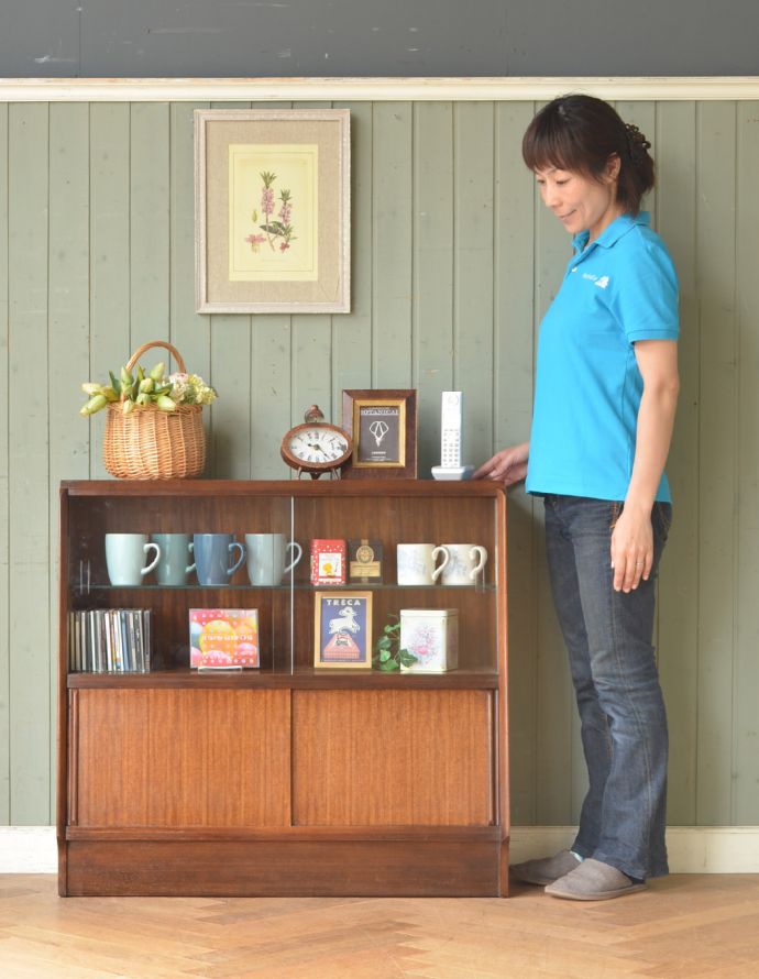 G-PLAN(Gプラン)　アンティーク家具　北欧スタイルのヴィンテージ家具、G-planのキャビネット（ディスプレイキャビネット）。リビングで電話台にいかがですか？リビングやダイニングのカップボードにも最適です。(k-1549-f-2)