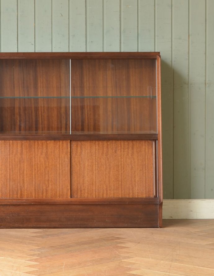 G-PLAN(Gプラン)　アンティーク家具　北欧スタイルのヴィンテージ家具、G-planのキャビネット（ディスプレイキャビネット）。北欧家具のお部屋にピッタリ！男女ともに人気のシンプルでスタイリッシュなインテリアです。(k-1549-f-2)