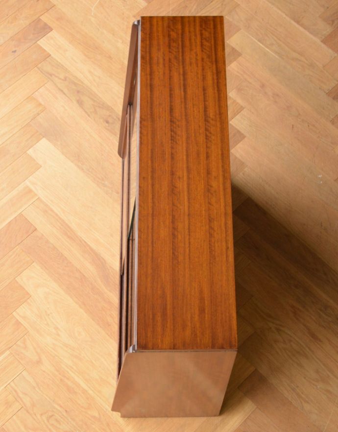 G-PLAN(Gプラン)　アンティーク家具　北欧スタイルのヴィンテージ家具、G-planのキャビネット（ディスプレイキャビネット）。天板もキレイに塗装を仕上げました。(k-1549-f-2)