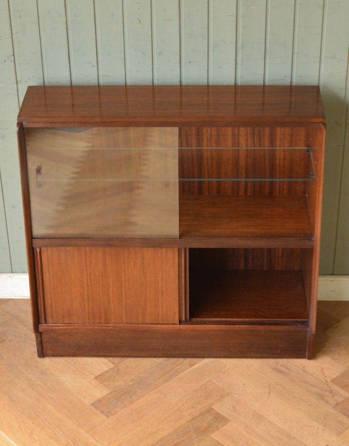 G-PLAN(Gプラン)　アンティーク家具　北欧スタイルのヴィンテージ家具、G-planのキャビネット（ディスプレイキャビネット）。ガラスの引き戸が入った珍しいデザイン！お手入れもしやすく、実用性がバッチリです。(k-1549-f-2)