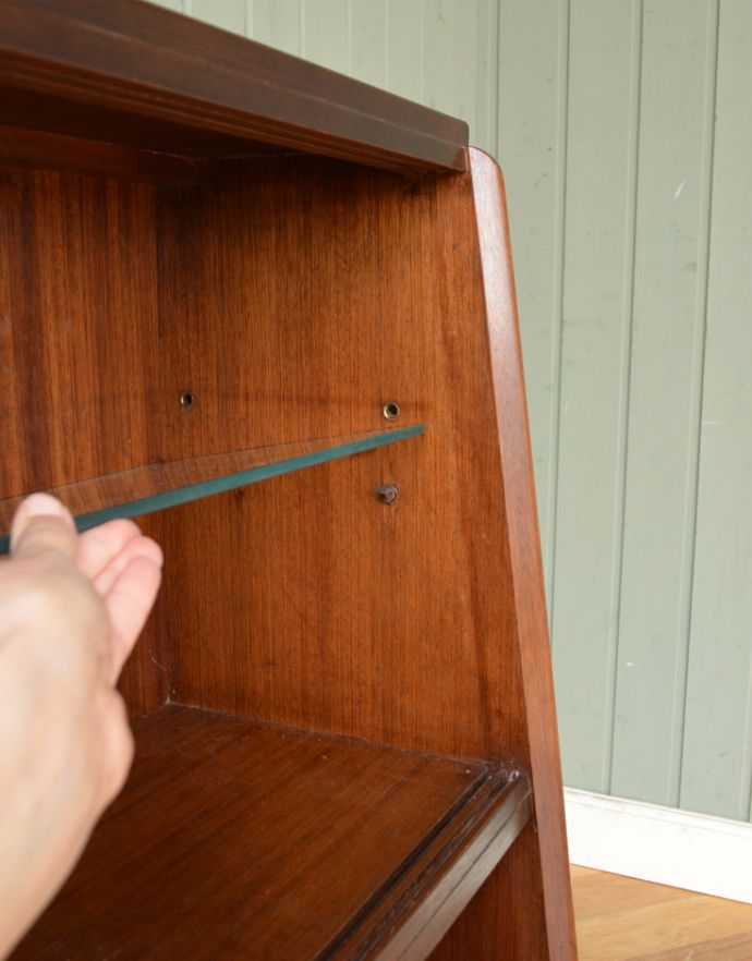 G-PLAN(Gプラン)　アンティーク家具　北欧スタイルのヴィンテージ家具、G-planのキャビネット（ディスプレイキャビネット）。棚板は可動します。(k-1549-f-2)