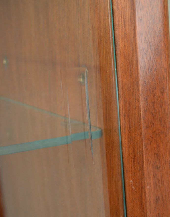 G-PLAN(Gプラン)　アンティーク家具　北欧スタイルのヴィンテージ家具、G-planのキャビネット（ディスプレイキャビネット）。ガラスの引き戸は、彫り取っ手になっています。(k-1549-f-2)