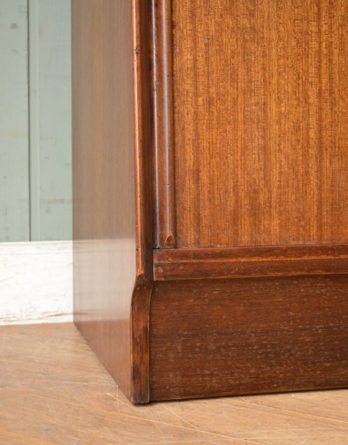 G-PLAN(Gプラン)　アンティーク家具　北欧スタイルのヴィンテージ家具、G-planのキャビネット（ディスプレイキャビネット）。安定感のある脚がしっかり支えます。(k-1549-f-2)