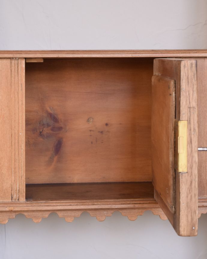 ウォールキャビネット　アンティーク家具　壁を彩る小さなアンティーク家具、カントリーテイストのお部屋にもピッタリなパイン材のウォールシェルフ。嬉しい扉の収納付きです！扉の中には筆記用具などの日用品を入れてお使い下さい。(k-1553-f)