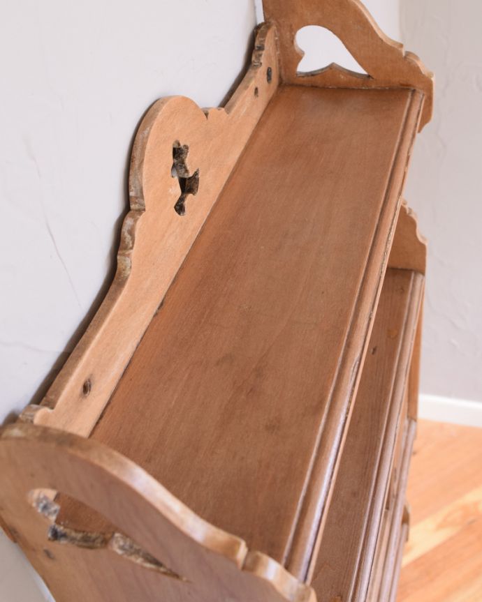 ウォールキャビネット　アンティーク家具　壁を彩る小さなアンティーク家具、カントリーテイストのお部屋にもピッタリなパイン材のウォールシェルフ。たっぷりとディスプレイができる天板です。(k-1553-f)