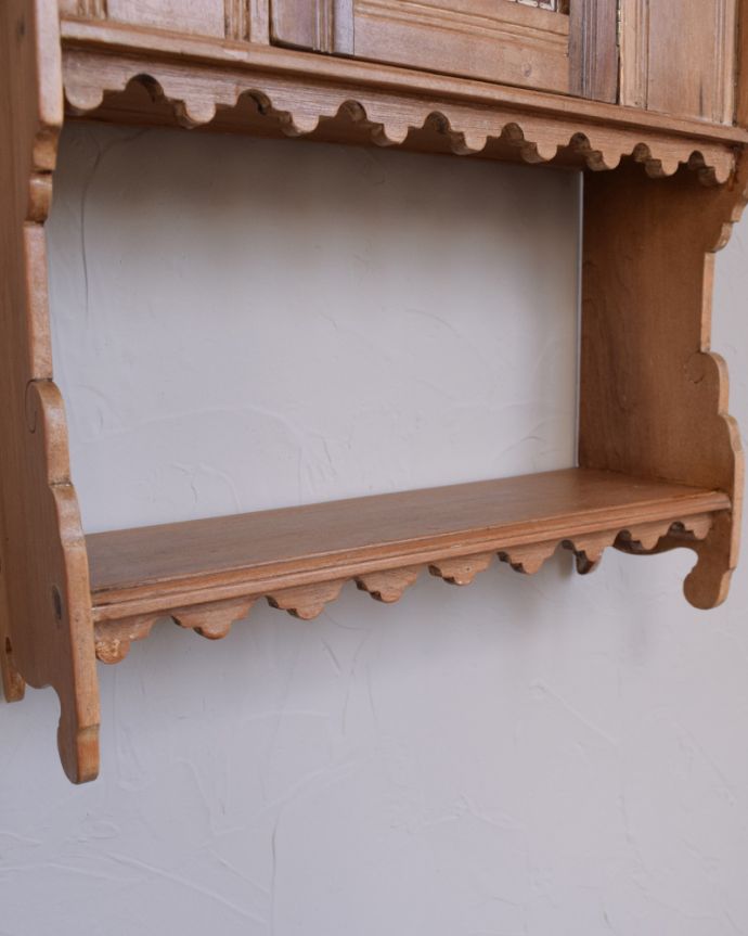 ウォールキャビネット　アンティーク家具　壁を彩る小さなアンティーク家具、カントリーテイストのお部屋にもピッタリなパイン材のウォールシェルフ。木製の棚は、アンティークならではの風合いも感じられます。(k-1553-f)