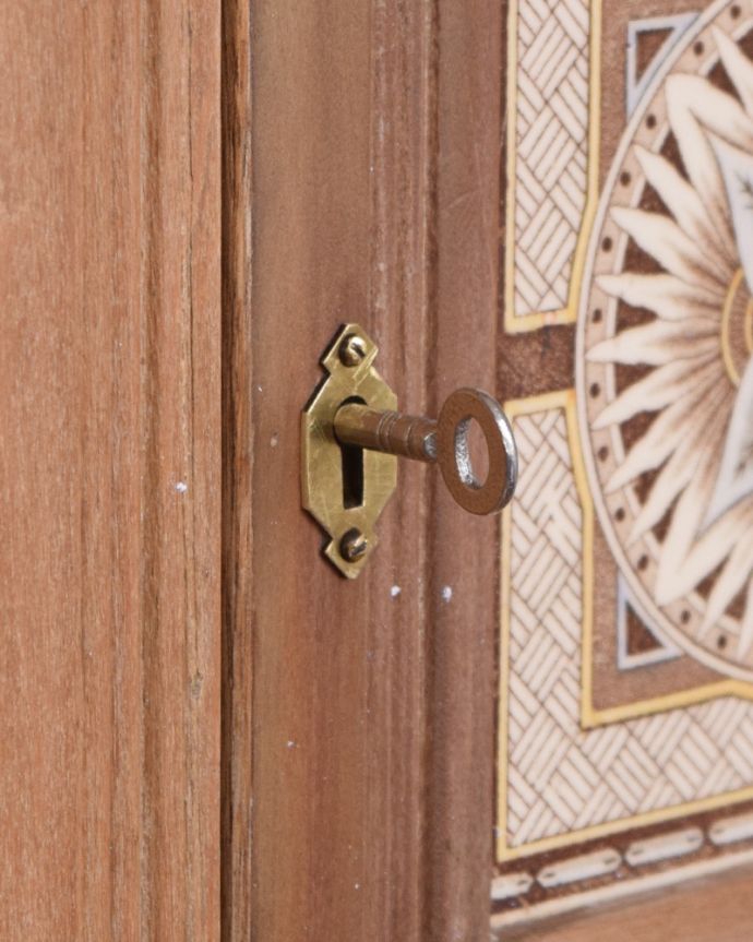 ウォールキャビネット　アンティーク家具　壁を彩る小さなアンティーク家具、カントリーテイストのお部屋にもピッタリなパイン材のウォールシェルフ。鍵を引っかけて取っ手のようにお使いください。(k-1553-f)