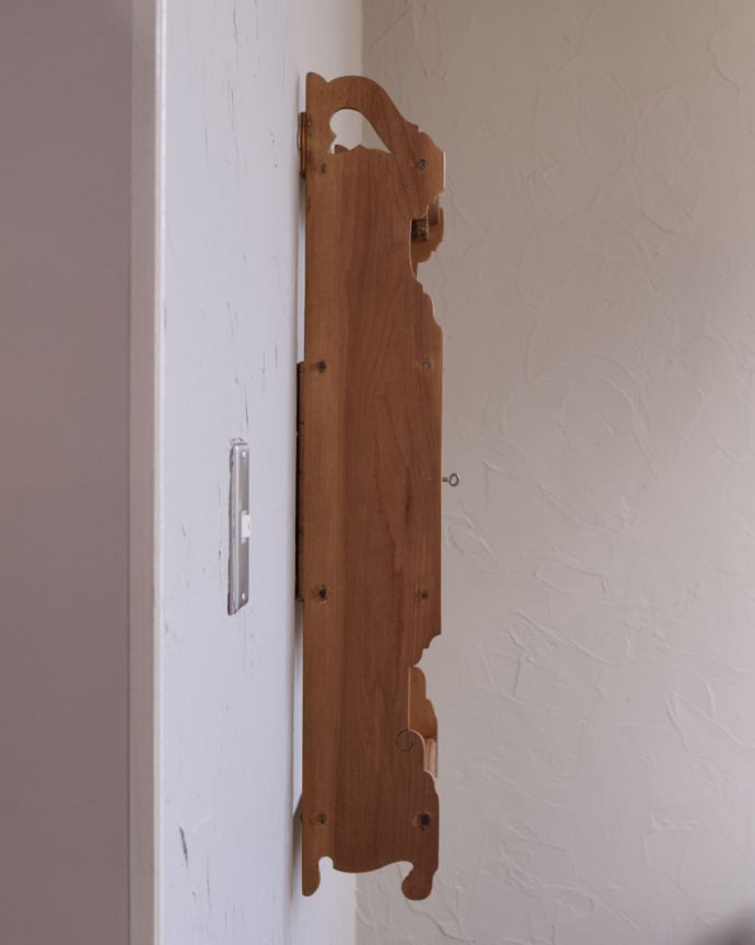 ウォールキャビネット　アンティーク家具　壁を彩る小さなアンティーク家具、カントリーテイストのお部屋にもピッタリなパイン材のウォールシェルフ。横から見ても美しいデザインです。(k-1553-f)