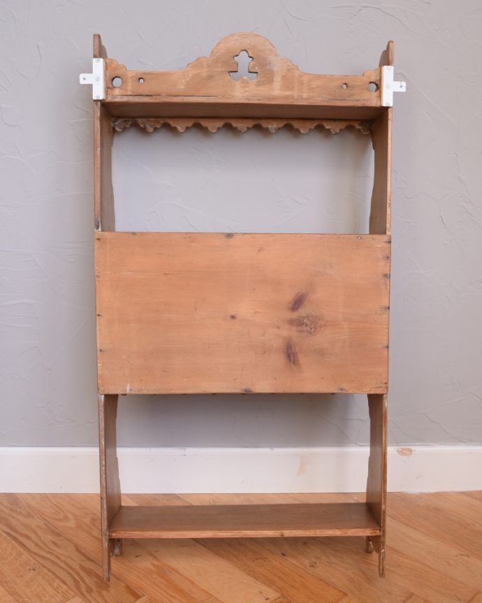 ウォールキャビネット　アンティーク家具　壁を彩る小さなアンティーク家具、カントリーテイストのお部屋にもピッタリなパイン材のウォールシェルフ。アンティークは新品ではないので、もちろん経年変化によるキズはありますが、専門の職人が目立たないようキレイにお直しをしているので、後姿までキレイです。(k-1553-f)