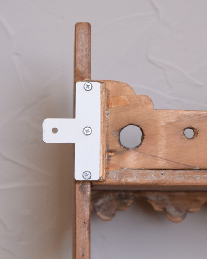 ウォールキャビネット　アンティーク家具　壁を彩る小さなアンティーク家具、カントリーテイストのお部屋にもピッタリなパイン材のウォールシェルフ。重量があるので壁に取り付けの際は、しっかりとネジで固定してください。(k-1553-f)