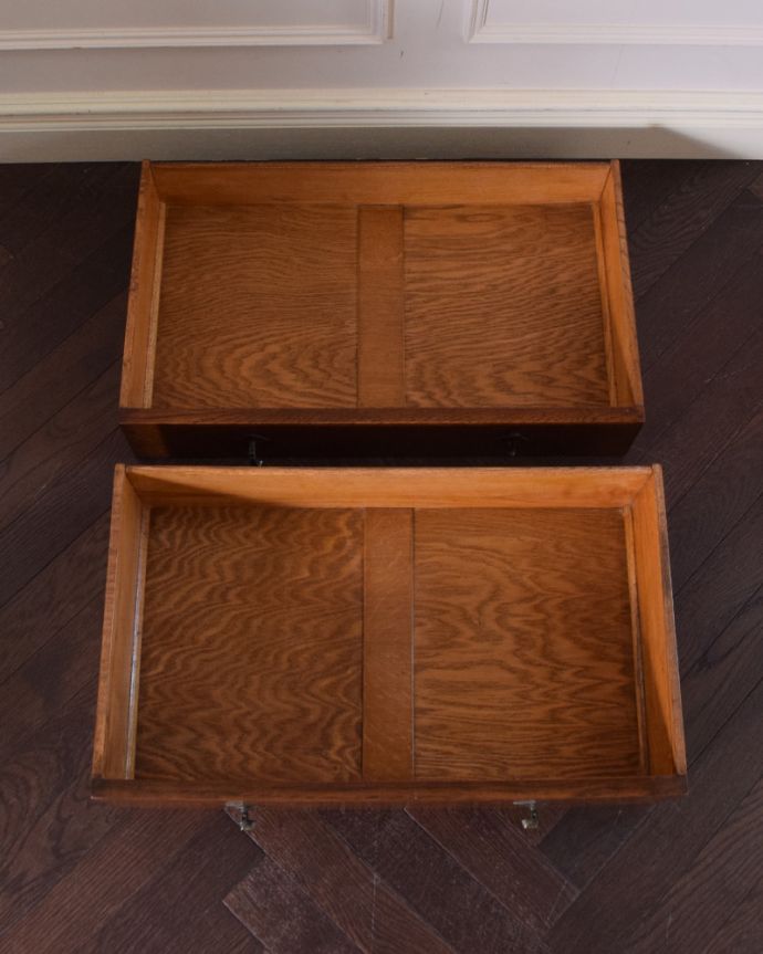 アンティークのチェスト アンティーク家具 イギリスのオシャレなアンティーク家具、扉の彫りがお洒落なカップボードチェスト(オーク材)。引き出しは全部で2杯。(k-1554-f)