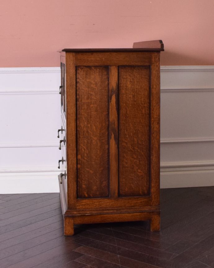 アンティークのチェスト アンティーク家具 イギリスのオシャレなアンティーク家具、扉の彫りがお洒落なカップボードチェスト(オーク材)。サイドから見てもキレイです。(k-1554-f)