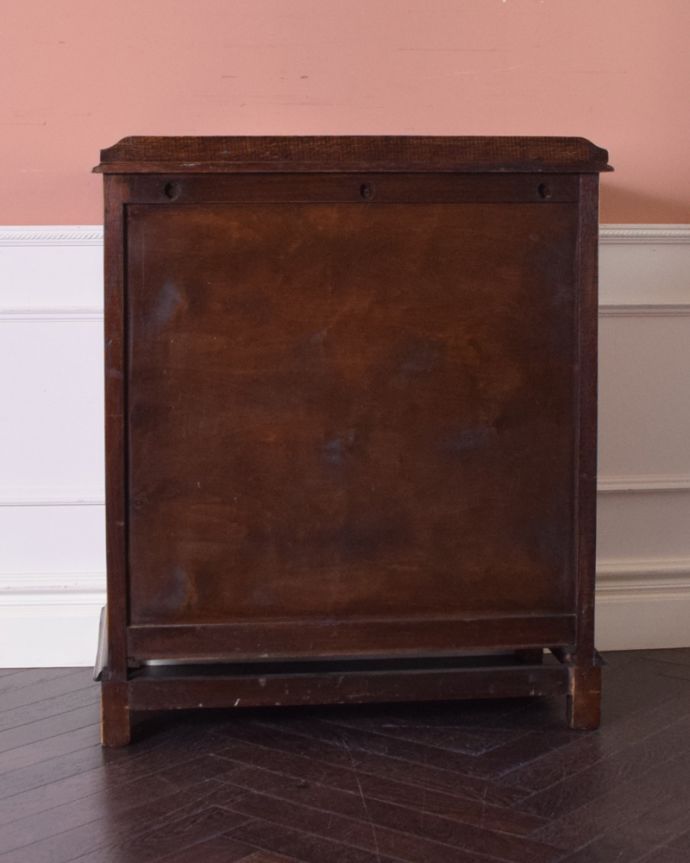 アンティークのチェスト アンティーク家具 イギリスのオシャレなアンティーク家具、扉の彫りがお洒落なカップボードチェスト(オーク材)。※アンティークは新品ではないので、もちろん経年変化によるキズはありますが、専門の職人が目立たないようキレイにお直しをしているので、後姿までキレイです。(k-1554-f)