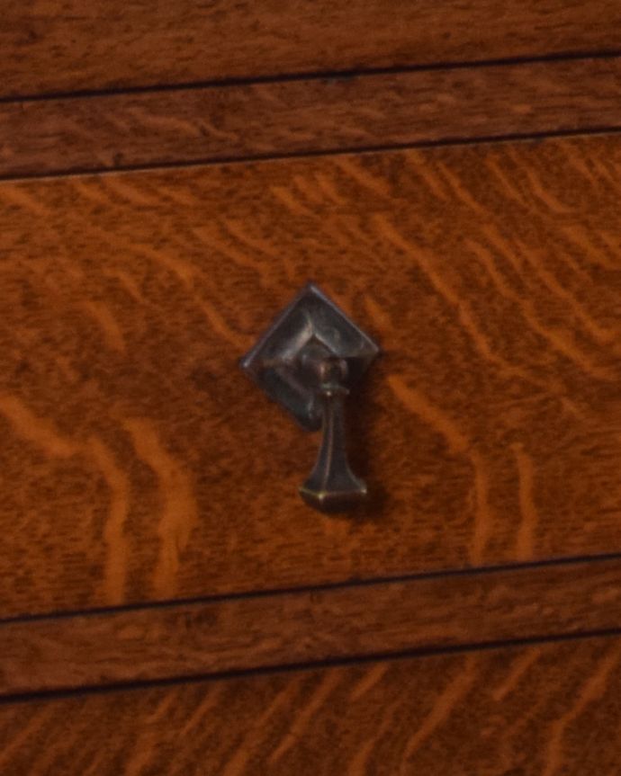 アンティークのチェスト アンティーク家具 イギリスのオシャレなアンティーク家具、扉の彫りがお洒落なカップボードチェスト(オーク材)。引き出しの取っ手も、形、装飾共に言うことなしの美しいデザイン。(k-1554-f)