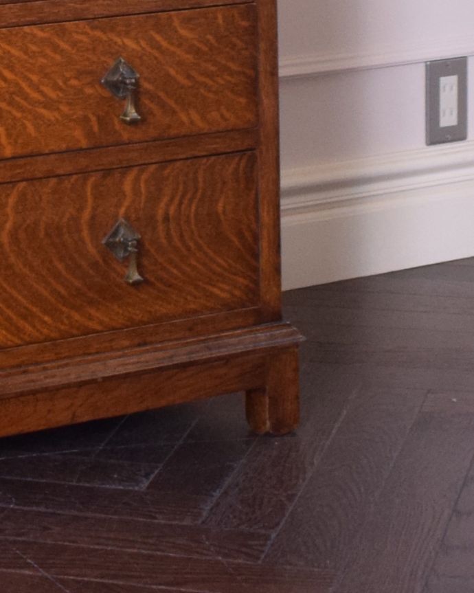 アンティークのチェスト アンティーク家具 イギリスのオシャレなアンティーク家具、扉の彫りがお洒落なカップボードチェスト(オーク材)。安定感のある脚がしっかり支えます。(k-1554-f)