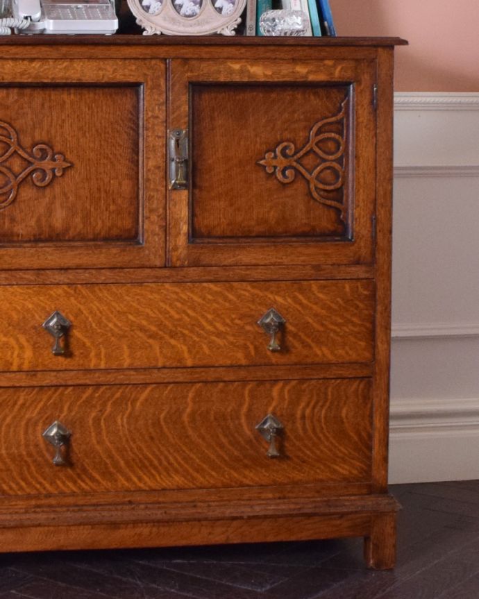 アンティークのチェスト アンティーク家具 イギリスのオシャレなアンティーク家具、扉の彫りがお洒落なカップボードチェスト(オーク材)。落ち着きがあって高級な印象を与えてくれます。(k-1554-f)