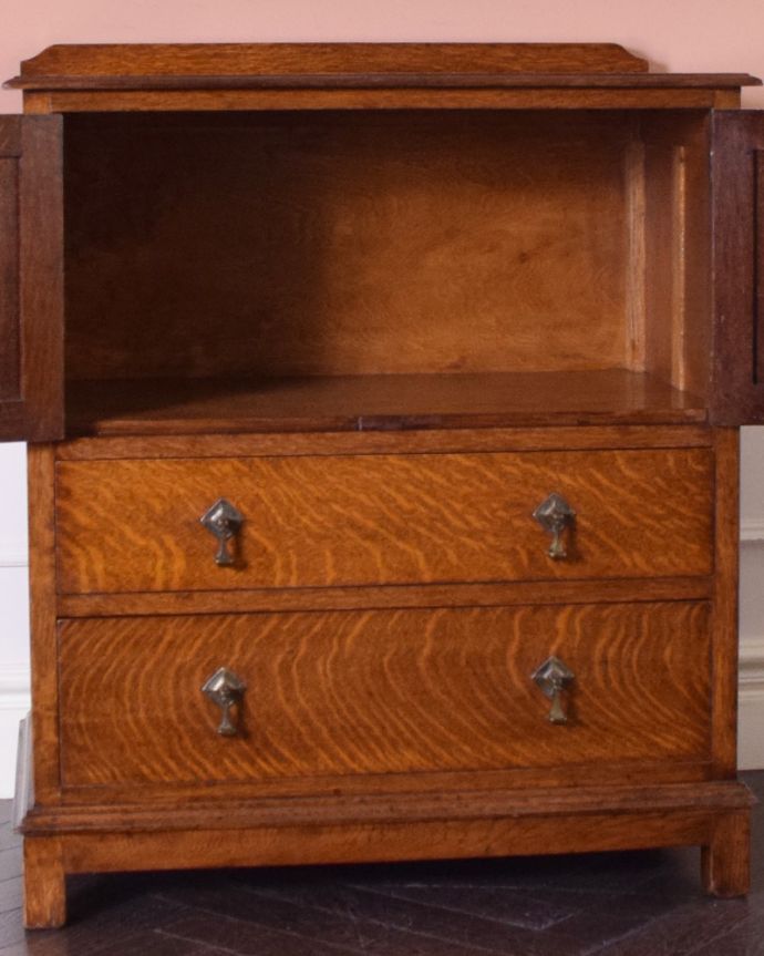 アンティークのチェスト アンティーク家具 イギリスのオシャレなアンティーク家具、扉の彫りがお洒落なカップボードチェスト(オーク材)。扉の中には食器や、雑誌がたっぷりと収納できます。(k-1554-f)