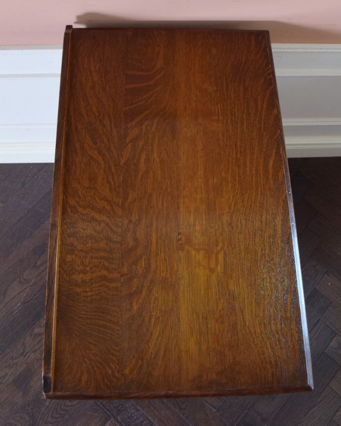 アンティークのチェスト アンティーク家具 イギリスのオシャレなアンティーク家具、扉の彫りがお洒落なカップボードチェスト(オーク材)。天板もピカピカにお直ししました。(k-1554-f)