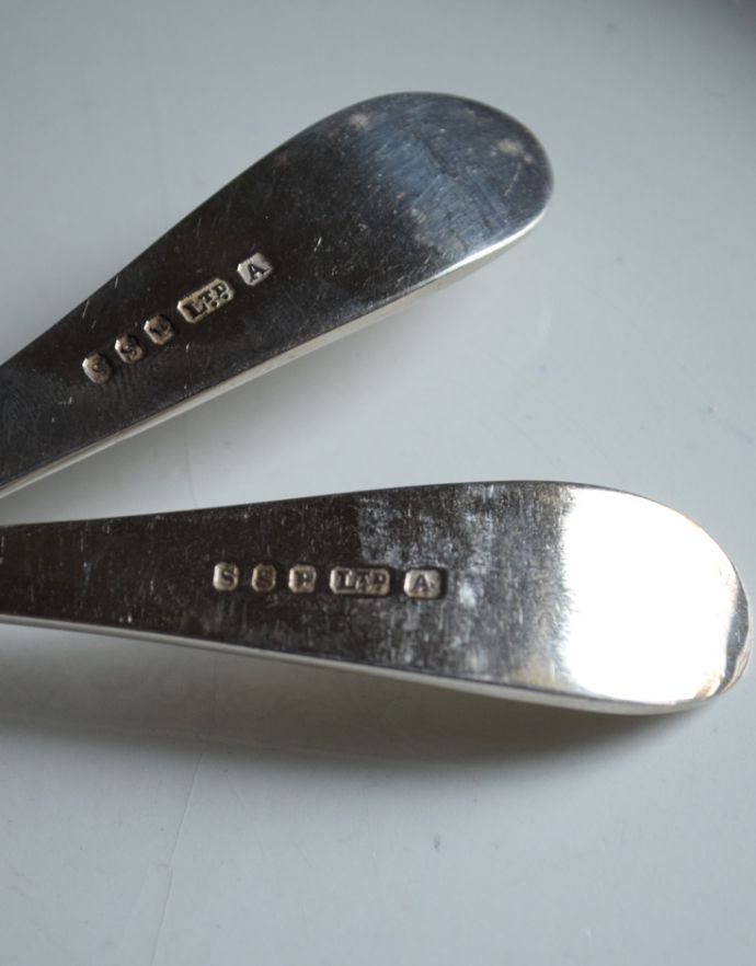 アンティーク雑貨　英国の銀食器、アンティークシルバーカトラリーのナイフ＆フォークセット。シルバープレートの調印が残っていました。(k-1555-z)