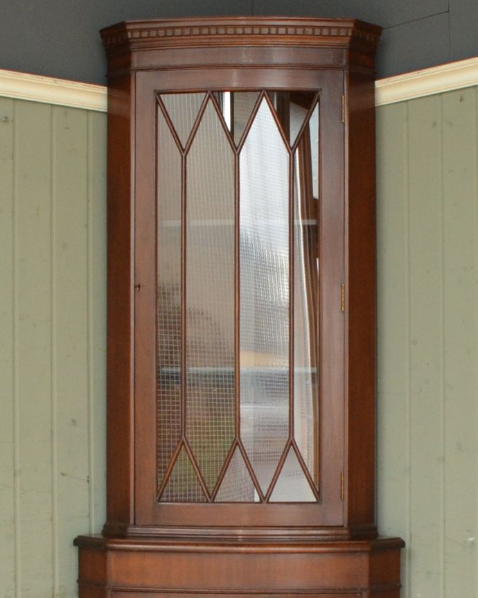 アンティークのキャビネット　アンティーク家具　英国輸入のアンティーク家具、マホガニー材のコーナーキャビネット。どんなものを飾っても、素敵に見えてしまうキャビネット。(k-1556-f)