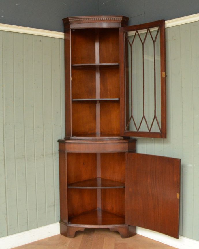 アンティークのキャビネット　アンティーク家具　英国輸入のアンティーク家具、マホガニー材のコーナーキャビネット。何を入れようか迷ってしまいますね。(k-1556-f)