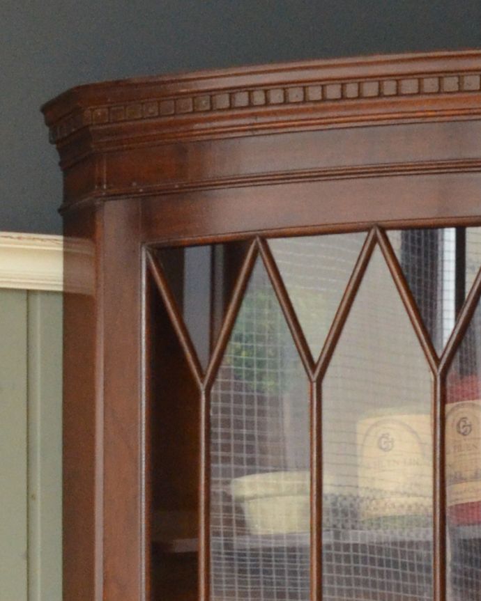 アンティークのキャビネット　アンティーク家具　英国輸入のアンティーク家具、マホガニー材のコーナーキャビネット。天板の縁にも繊細な彫があります。(k-1556-f)