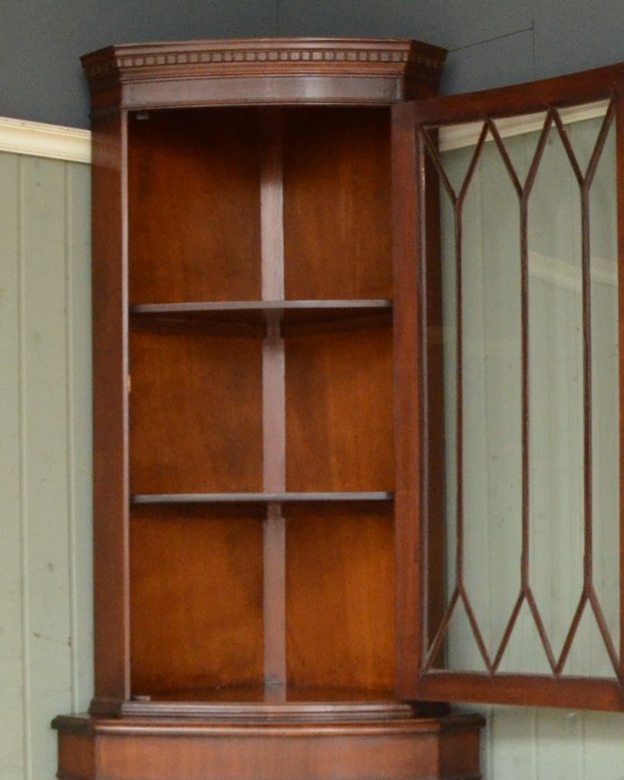 アンティークのキャビネット　アンティーク家具　英国輸入のアンティーク家具、マホガニー材のコーナーキャビネット。飾り棚も緩くカーブした三角形。(k-1556-f)