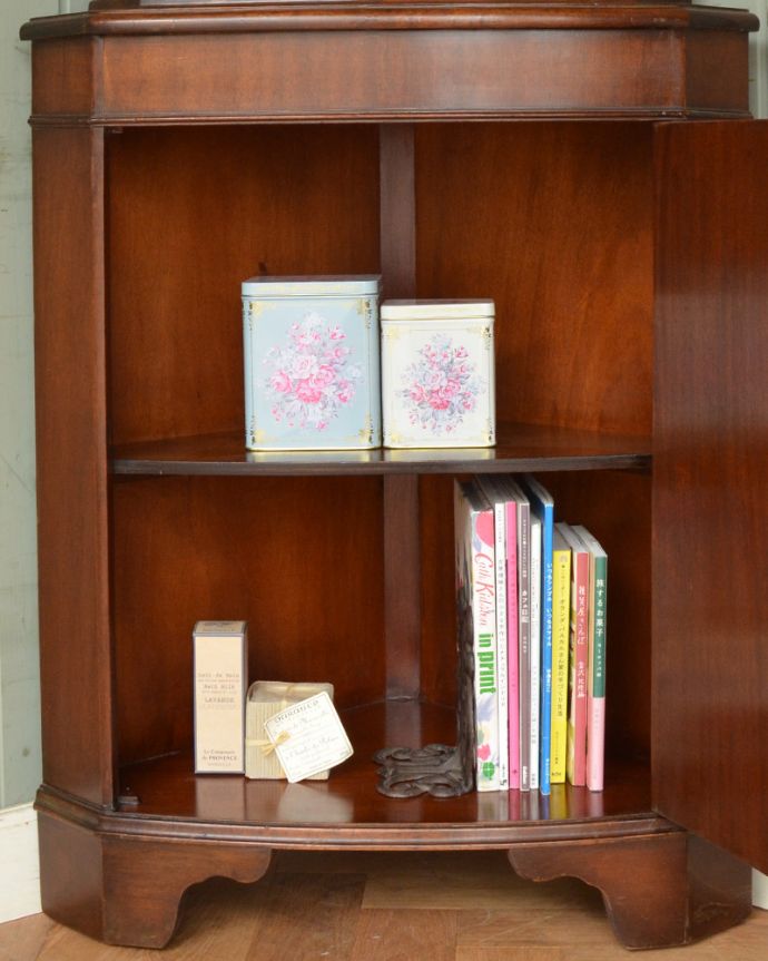 アンティークのキャビネット　アンティーク家具　英国輸入のアンティーク家具、マホガニー材のコーナーキャビネット。見せたくないものや日用品は下の扉の奥に収納しましょう。(k-1556-f)