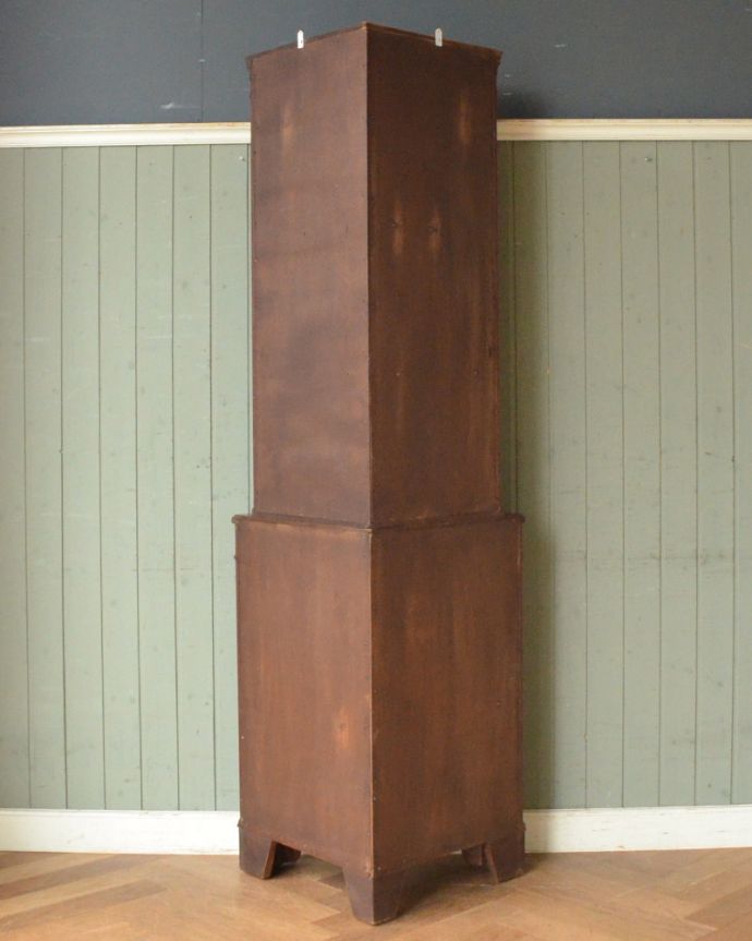 アンティークのキャビネット　アンティーク家具　英国輸入のアンティーク家具、マホガニー材のコーナーキャビネット。アンティークは新品ではないので、もちろん経年変化によるキズはありますが、専門の職人が目立たないようキレイにお直しをしているので、後姿までキレイです。(k-1556-f)