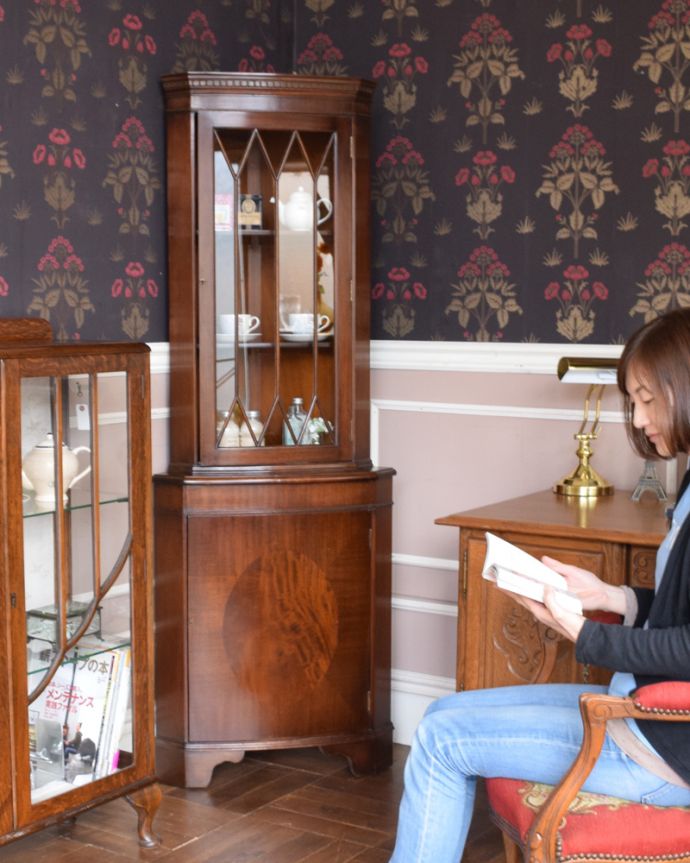 アンティークのキャビネット　アンティーク家具　英国輸入のアンティーク家具、マホガニー材のコーナーキャビネット。お部屋の隅っこを彩ってくれます角にピタッとおさまってくれて、優雅な雰囲気を醸し出してくれるんです。(k-1556-f)