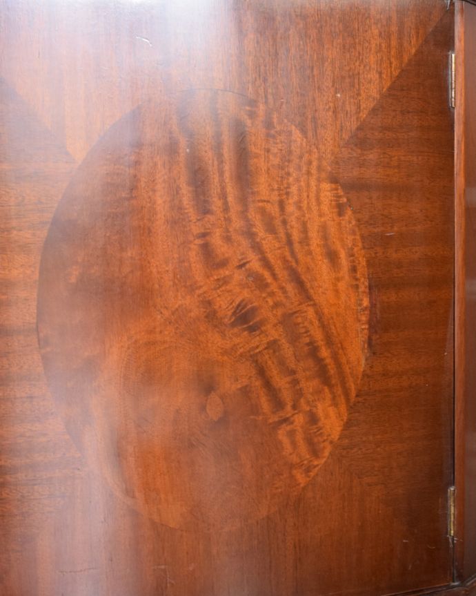 アンティークのキャビネット　アンティーク家具　英国輸入のアンティーク家具、マホガニー材のコーナーキャビネット。繊細な装飾は見とれる程美しいです。(k-1556-f)