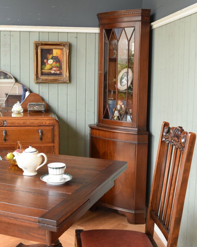 アンティークのキャビネット　アンティーク家具　英国輸入のアンティーク家具、マホガニー材のコーナーキャビネット。。(k-1556-f)