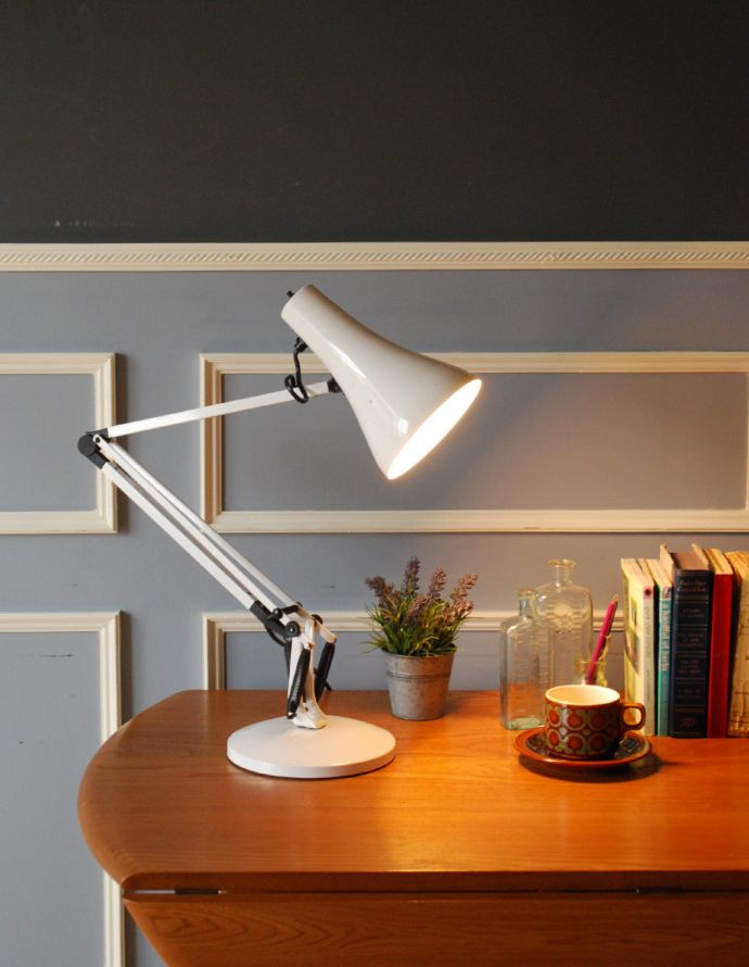 スタンドライト　照明・ライティング　アンティークのデスクランプAPEX90（ホワイト色のアングルポイズ）（Ｅ17シャンデリア球付）。ヘッド部分にスイッチがあるので、点け消しも楽チン。(k-1556-z)
