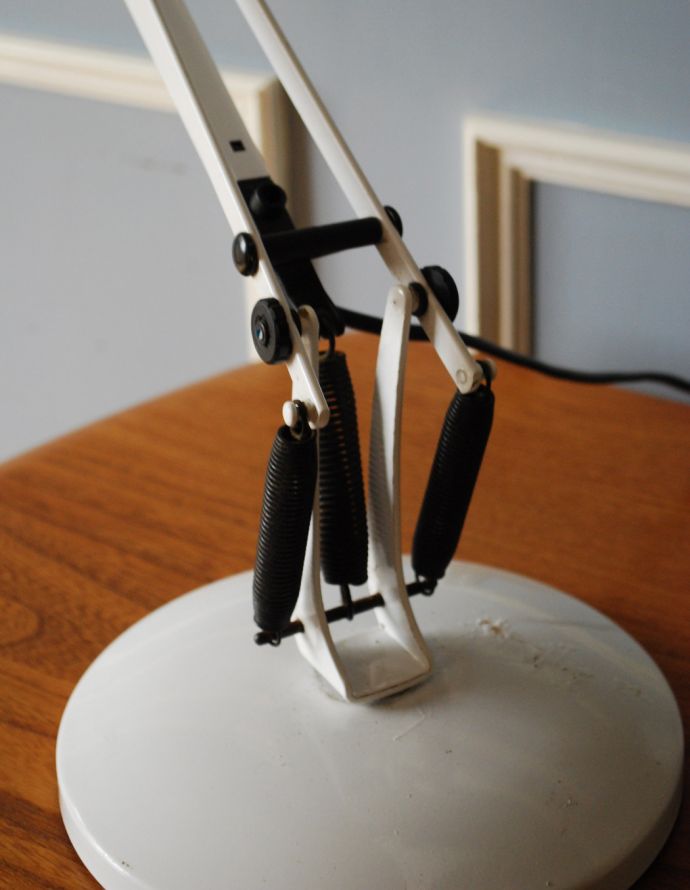 スタンドライト　照明・ライティング　アンティークのデスクランプAPEX90（ホワイト色のアングルポイズ）（Ｅ17シャンデリア球付）。ヘッド部分にスイッチがあるので、点け消しも楽チン。(k-1556-z)