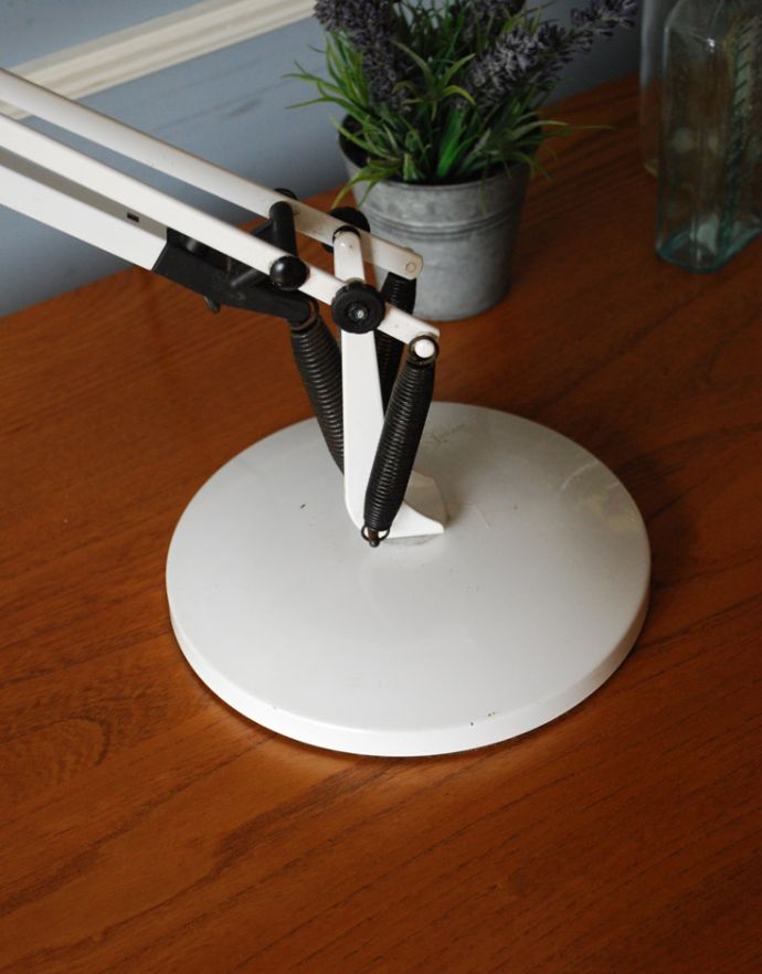 スタンドライト　照明・ライティング　アンティークのデスクランプAPEX90（ホワイト色のアングルポイズ）（Ｅ17シャンデリア球付）。ベース部分はどっしりとしていて安定感があります。(k-1556-z)