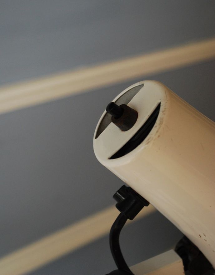 スタンドライト　照明・ライティング　アンティークのデスクランプAPEX90（ホワイト色のアングルポイズ）（Ｅ17シャンデリア球付）。スイッチは昔ながらのプッシュタイプ！。(k-1556-z)