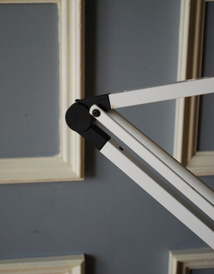 スタンドライト　照明・ライティング　アンティークのデスクランプAPEX90（ホワイト色のアングルポイズ）（Ｅ17シャンデリア球付）。角度調整の金具もスムーズに動きます！。(k-1556-z)