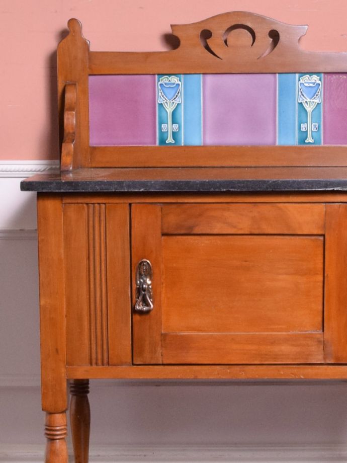 ウォッシュスタンド　アンティーク家具　英国輸入家具、タイルにひと目惚れしたアンティークウォッシュスタンド。正面にもアンティークのタイルが貼ってあります。(k-1558-f)