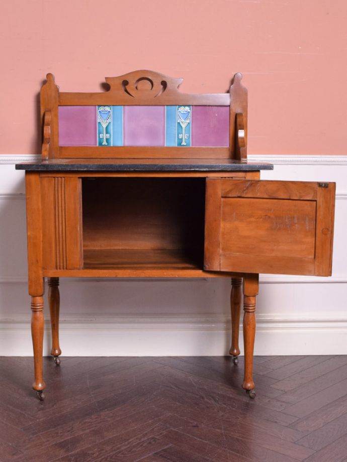 ウォッシュスタンド　アンティーク家具　英国輸入家具、タイルにひと目惚れしたアンティークウォッシュスタンド。中もキレイに仕上げているので、安心して収納できます。(k-1558-f)