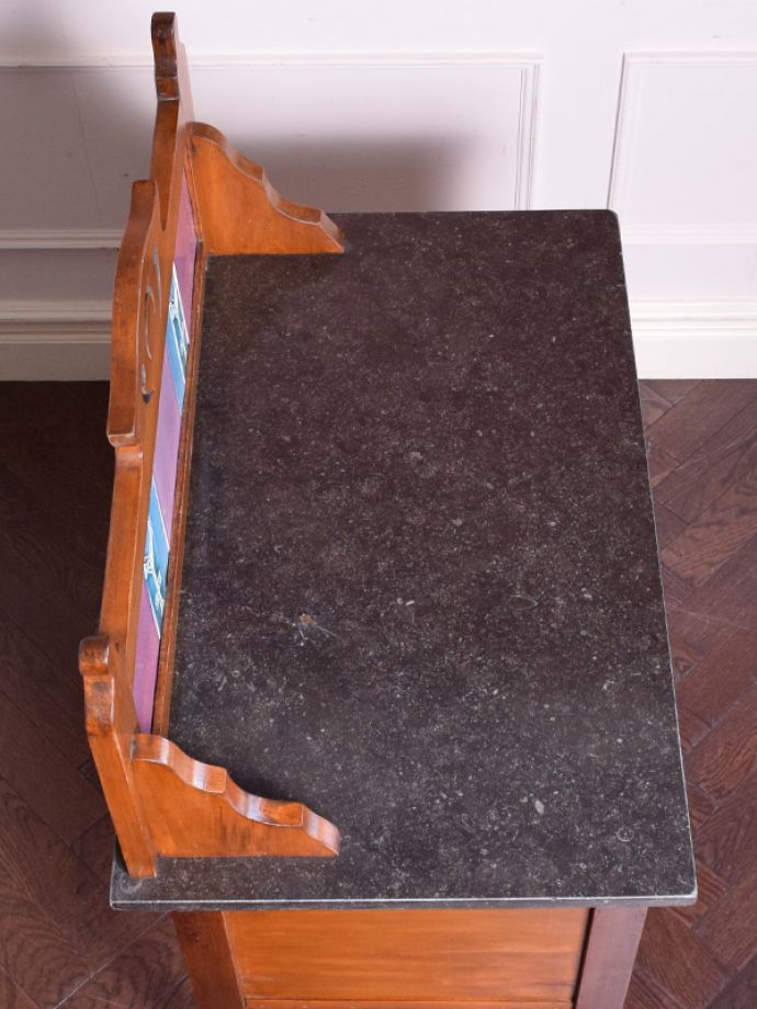 ウォッシュスタンド　アンティーク家具　英国輸入家具、タイルにひと目惚れしたアンティークウォッシュスタンド。天板もキレイな天然大理石。(k-1558-f)