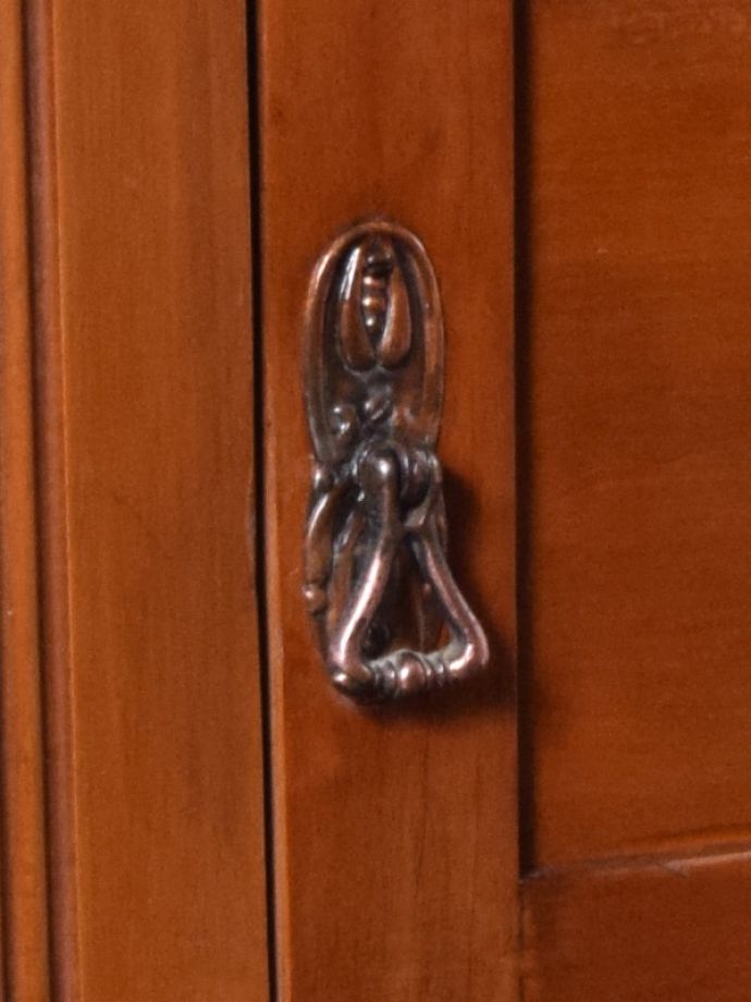 ウォッシュスタンド　アンティーク家具　英国輸入家具、タイルにひと目惚れしたアンティークウォッシュスタンド。アンティークの装飾がオシャレな取っ手です。(k-1558-f)