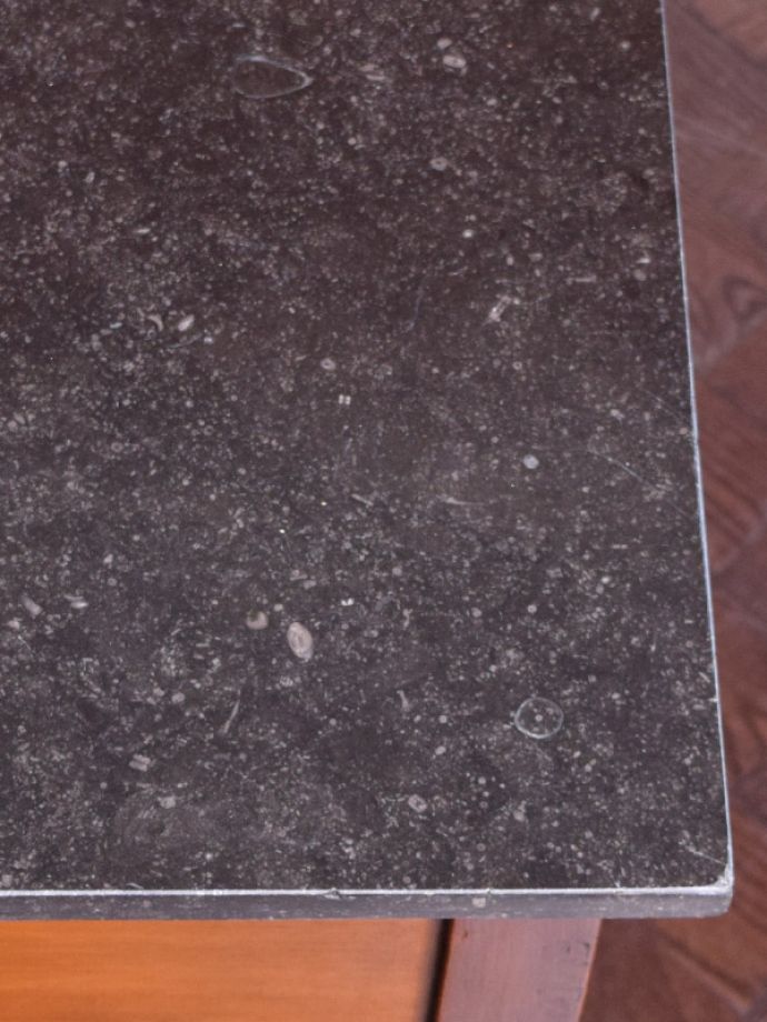 ウォッシュスタンド　アンティーク家具　英国輸入家具、タイルにひと目惚れしたアンティークウォッシュスタンド。落ち着いたグレーの大理石です。(k-1558-f)